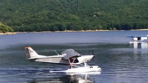 Wasserflugzeug auf dem Stausee bei Gavoi.jpg