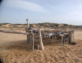 &quot;Gebaut&quot; wohl im Sommer, natürlich ohne einen einzigen Nagel, Schraube etc zu verwenden. Alles vom Strand zusammengesucht.