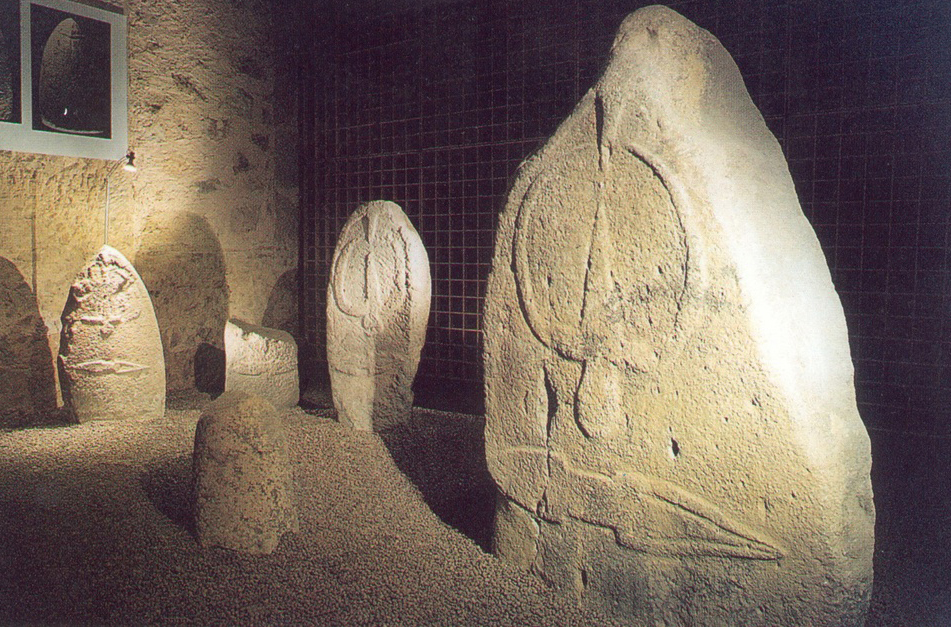 Laconi,_Menhir_nel_Museo_delle_Staute-Menhir.jpg