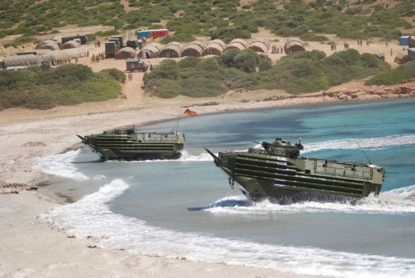 Landungsboote am Strand von Teulada.jpg