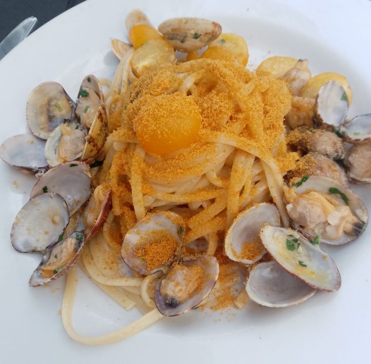 Primo: Linguine, mit Venusmuscheln, Bottarga und Kirschtomaten.