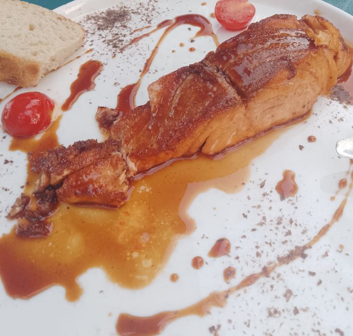 Secondo: Lackierter Lachs mit Honigsauce, Soja, Paprika und Rosmarin.