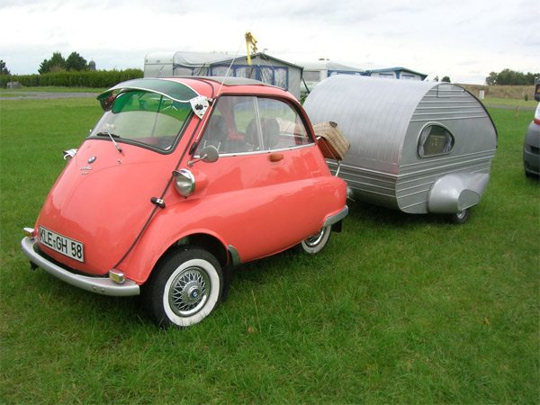 historische-campingfahrzeuge-wohnwagengespann-mit-bmw-isetta-.jpg